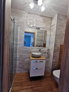 Ένα μπάνιο στο Zjawiskowy Apartament Bel Mare Parking Basen