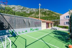Tenis a/nebo squash v ubytování Villa Mateo with Private Pool nebo okolí