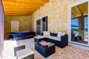 Posezení v ubytování Villa Mateo with Private Pool