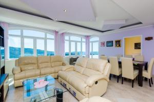 Posezení v ubytování Villa Mateo with Private Pool + 37 fotografií