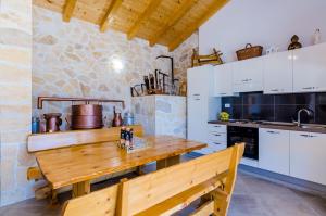 Kuchyň nebo kuchyňský kout v ubytování Villa Mateo with Private Pool