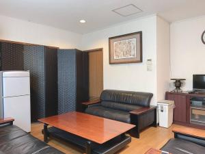 赤穗Hotel Yamachou的带沙发和桌子的客厅