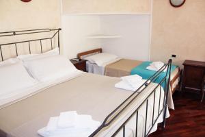sypialnia z 2 łóżkami i ręcznikami w obiekcie B&B Villa Garden w mieście Chieti