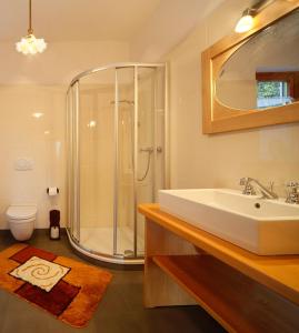 y baño con ducha y lavabo blanco. en Baumannhof Ferienwohnung Hasental, en Plazzoles