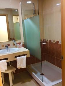 ein Bad mit einer Dusche und einem Waschbecken in der Unterkunft Hotel La Familia in El Campello