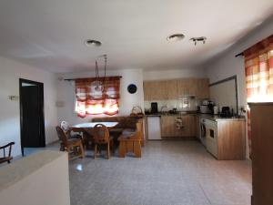 cocina y sala de estar con mesa y sillas en Entre pinos y playa, en Matalascañas