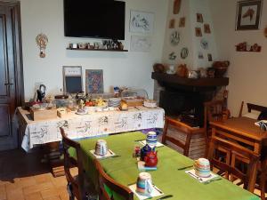 un soggiorno con tavolo e camino di Agriturismo Castellum Aquarum a Poggio Murella