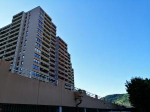 a tall apartment building in front of a building at Großes PANORAMA APARTMENT mit POOL in Bingen am Rhein