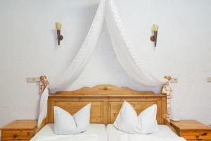 Ein Bett oder Betten in einem Zimmer der Unterkunft Hotel Waldoase Hirschbüchenkopf