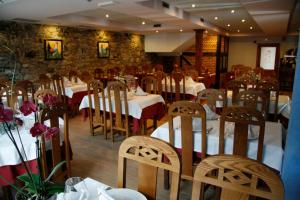a dining room with tables and chairs in a restaurant at Posada Los Gallos in Escalante