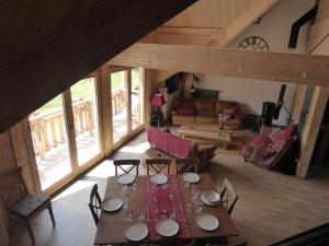 uma vista superior de uma sala de estar com mesas e cadeiras em Ferme de la grande Moucherolle em Villard-de-Lans