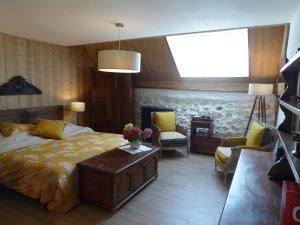 ヴィラール・ド・ランにあるFerme de la grande Moucherolleのベッドルーム1室(ベッド1台、テーブル、椅子付)