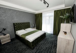 מיטה או מיטות בחדר ב-ZEN Hotel Focșani