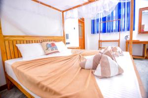 River Cottage في ويلاوايا: غرفة نوم بسرير مع مظلة