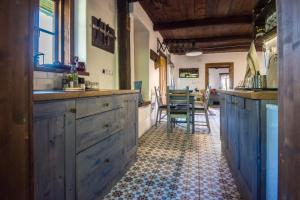 una cucina con armadi in legno e una sala da pranzo di Puckó a PerÅ‘csÃ©ny