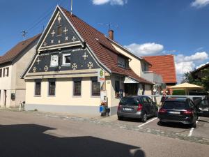 two cars parked in front of a building at Heumaden hell und gemütlich eingerichtete 1-Zimmer Wohnung in Lederberg