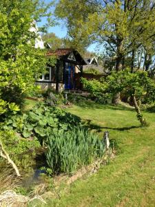 a small house with a garden in front of it at Vrijstaand Koetshuis Marron in Barsingerhorn