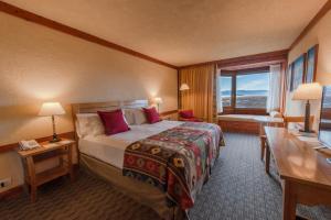 Cama ou camas em um quarto em Mirador del Lago Hotel