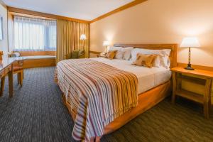 Cama ou camas em um quarto em Mirador del Lago Hotel
