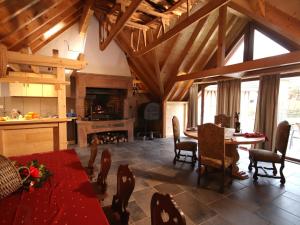 Breitenbach的住宿－櫻桃園住宿加早餐旅館，厨房以及带桌子和壁炉的用餐室。