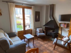 - un salon avec un canapé et une cheminée dans l'établissement Can Janpere II, à Pardines
