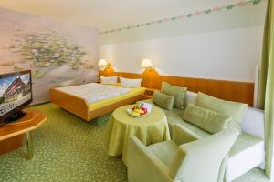 Giường trong phòng chung tại Eden Hotel