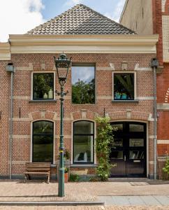 un bâtiment en briques avec un éclairage de rue devant lui dans l'établissement Bed&Breakfast Tussen de Poorten, à Kampen