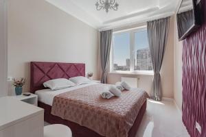 Una habitación de hotel con una cama con toallas. en Vip Apartments Arcadia, en Odessa