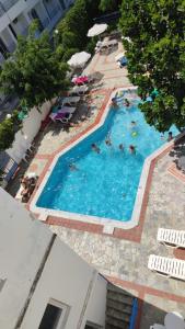 una vista aérea de una piscina con gente en ella en Thalia deco City & Beach Hotel en Hersonissos