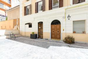 ein Fahrrad, das vor einem Gebäude mit einer Tür geparkt ist in der Unterkunft Cavour Luxury Home in Rom