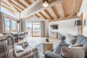 AlpenParks Chalet & Apartment Alpina Seefeld في سيفيلد ان تيرول: غرفة معيشة مع كنبتين وطاولة