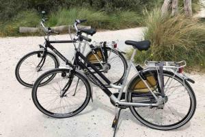 duas bicicletas estão estacionadas uma ao lado da outra em Villa Klein Geluk em Egmond aan Zee