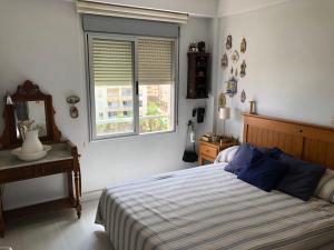 a bedroom with a bed and a window at Apartamento de playa Valmar - Beachfront exclusive residential in El Perellonet