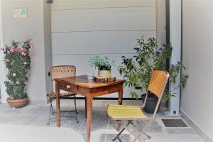 einen Tisch und Stühle auf einer Veranda mit Pflanzen in der Unterkunft LOFT 66 in Vaiano