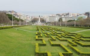 un gran parque con un gran número de arbustos en Hotel Excelsior, en Lisboa