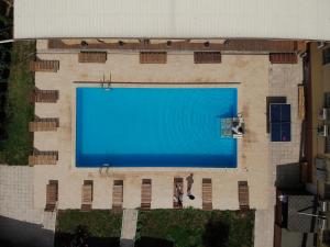 een groot blauw zwembad aan de zijkant van een gebouw bij Sunrise Osh in Osh