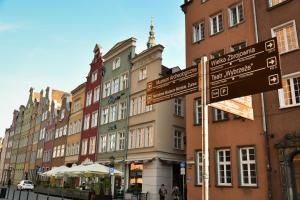 a street sign in front of a building at Stay inn Hotel Gdańsk in Gdańsk