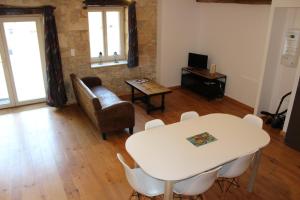 uma sala de estar com uma mesa e uma cadeira em Sainte Sabine en Dordogne em Castels