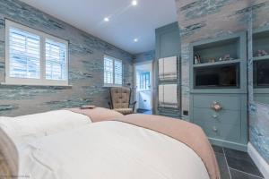 um quarto com duas camas e uma televisão em The Garth 5 Star Gold Luxury Cottages em St. Ives