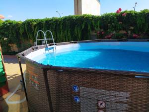una gran piscina en un patio con una pared de ladrillo en Casa Almenara en Almenara de Tormes
