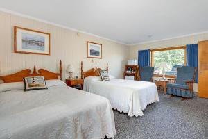 een hotelkamer met 2 bedden en een raam bij Towne Lyne Motel in Ogunquit