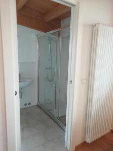 a bathroom with a glass shower and a sink at Agriturismo Summus Lacus in Riva