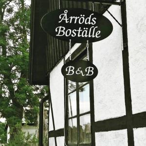 un panneau sur le côté d'un restaurant dans l'établissement Årröds Boställe, à Tollarp