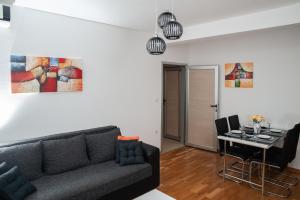 a living room with a couch and a table at Apartman Tri S in Arandjelovac