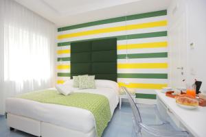 - une chambre avec un lit et un mur rayé coloré dans l'établissement Domus Meta, à Meta