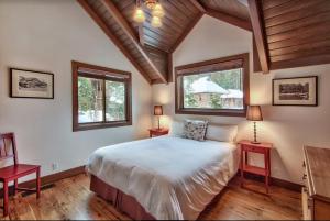 Un pat sau paturi într-o cameră la Cedar Crest - Owl Cottage 9
