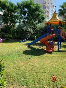 um parque infantil com escorrega num parque em Antalya Residence by Lara em Antalya