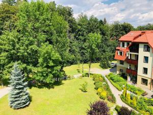 - une vue aérienne sur une maison avec un jardin dans l'établissement Studio Polanica, à Polanica-Zdrój