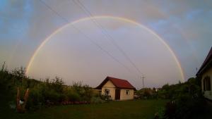 tęcza na niebie nad domem w obiekcie Noclegi Pod Dachem pokoje gościnne domek letniskowy na wynajem agroturystyka wakacje w mieście Sajzy