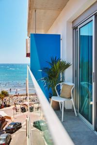 balcone con sedia e vista sulla spiaggia di Medano Suites a El Médano